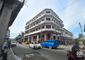 The famous Esquina de Toyo in Havana. It owes its name to the family that created a type of bread in 1832, which was sold in this place. Photo: Otmaro Rodríguez.