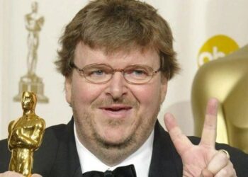 Michael Moore with his golden statuette for the documentary The Columbine Massacre. Photo: 20 MINUTOS