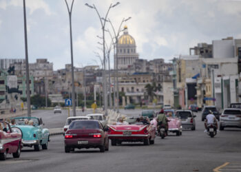 Cars on the Avenida del Malecón Habanero. Import in Cuba