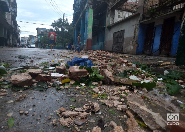 Debris falling from a building on Monte Street in Havana, as a result of the ravages of Hurricane Rafael. Photo: Otmaro Rodríguez.