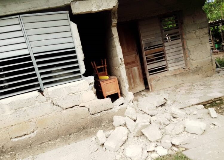 Damage caused by the earthquakes of November 10, 2024 in a house in the community of Sevilla, in the municipality of Pilon, eastern Cuba. Photo: CMKX Radio Bayamo / Facebook.