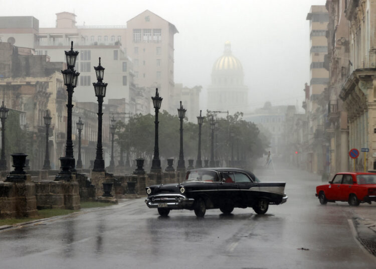 Heavy rains due to the passage of Hurricane Rafael in Havana on November 6. Photo: EFE/Ernesto Mastrascusa.