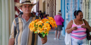 Passersby in Havana. Photo: Kaloian.