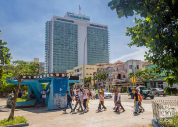 People walk around the Coppelia ice cream parlor and 23rd Street, in Vedado. Behind, the Habana Libre Hotel. Photo: Otmaro Rodríguez.