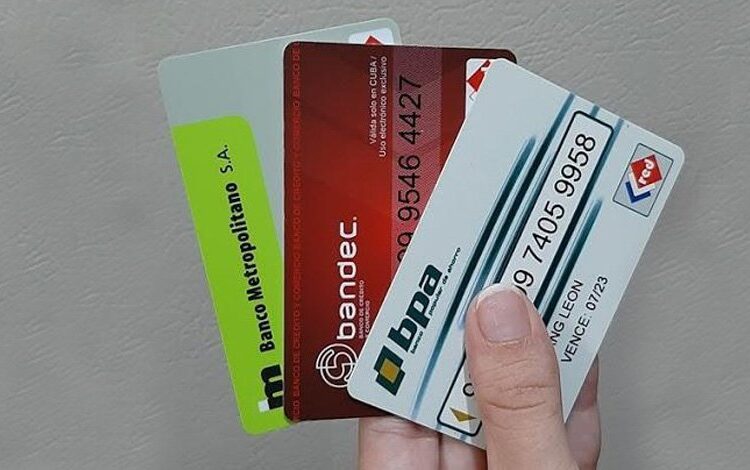 Magnetic cards associated with bank accounts in Cuba. Photo: Agencia Cubana de Noticias/Archive.