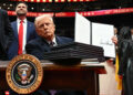 Donald Trump shows the first executive orders. Photo: EFE.