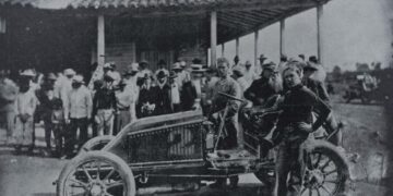 Renault No. 2 car with its seasoned driver Joe Tracy, who came in second. Photo: Taken from El Fígaro (02/19/1905).