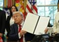 April 23, 2025, photo of U.S. President Donald Trump signing executive orders in the Oval Office of the White House. Photo: EFE/EPA/Samuel Corum/Pool.
