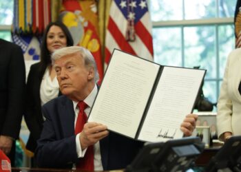 April 23, 2025, photo of U.S. President Donald Trump signing executive orders in the Oval Office of the White House. Photo: EFE/EPA/Samuel Corum/Pool.