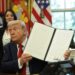 April 23, 2025, photo of U.S. President Donald Trump signing executive orders in the Oval Office of the White House. Photo: EFE/EPA/Samuel Corum/Pool.
