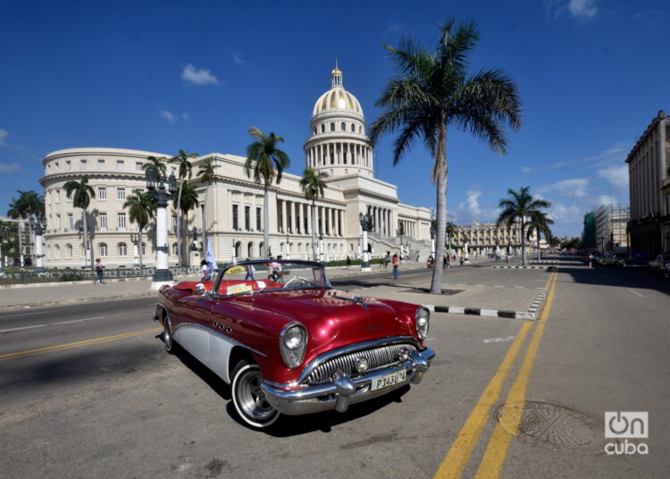 A vintage car waiting for tourists near the National Capitol in Havana. Photo: Otmaro Rodríguez.