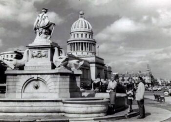 Photo from 1957 showing the proximity of the fountain to the Capitol building, another symbol of Havana. Photo published on the page Como era Cuba.