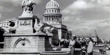 Photo from 1957 showing the proximity of the fountain to the Capitol building, another symbol of Havana. Photo published on the page Como era Cuba.