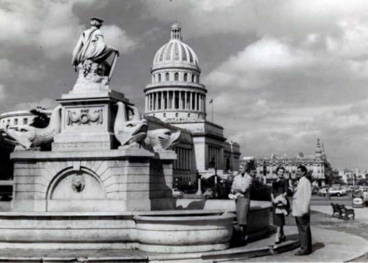 Photo from 1957 showing the proximity of the fountain to the Capitol building, another symbol of Havana. Photo published on the page Como era Cuba.