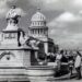 Photo from 1957 showing the proximity of the fountain to the Capitol building, another symbol of Havana. Photo published on the page Como era Cuba.