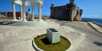 Monument to U.S. writer Ernest Hemingway. In the background, facing the sea, is the Torreón de Cojímar, in this Havana town. Photo: Otmaro Rodríguez.