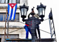 Workers repair streetlights on Paseo del Prado in Havana, in early 2025. Photo: Otmaro Rodríguez.