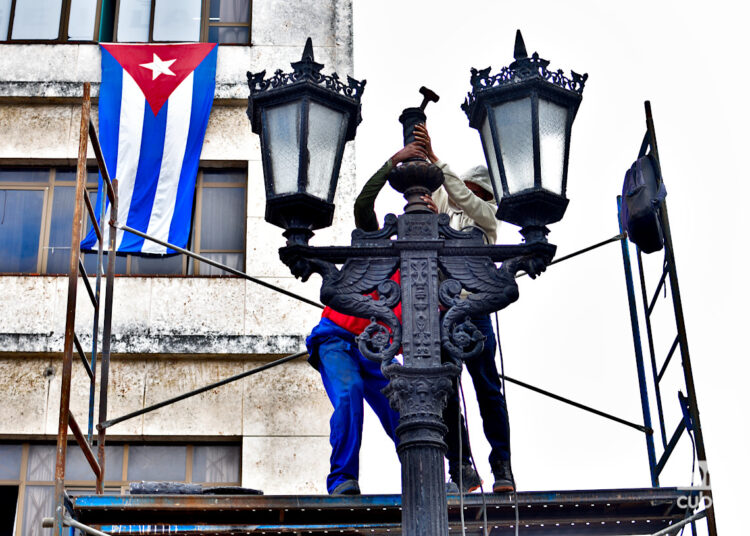 Workers repair streetlights on Paseo del Prado in Havana, in early 2025. Photo: Otmaro Rodríguez.