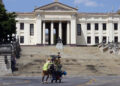 Steps of the University of Havana. Photo: EFE/Ernesto Mastrascusa.