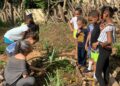 Sandra Sotolongo, co-director of the “inSurGENTES” project, during an activity in the vegetable garden. Photo: Courtesy.