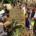 Sandra Sotolongo, co-director of the “inSurGENTES” project, during an activity in the vegetable garden. Photo: Courtesy.