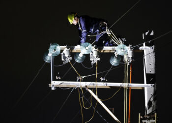 Electric Power System: Cuban electrician in a blackout in Cuba