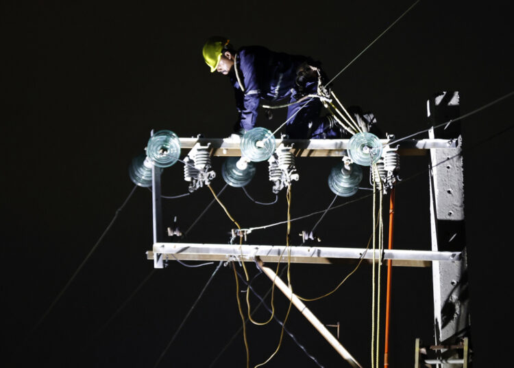 Electric Power System: Cuban electrician in a blackout in Cuba