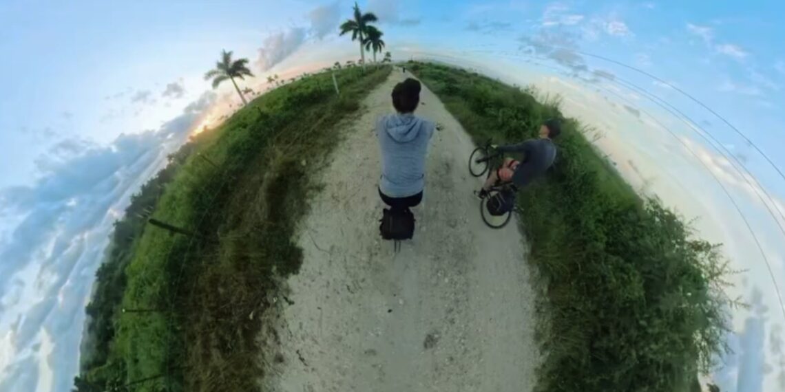 Brian Nicolau and Daniela García are cycling across the island of Cuba. Photo: Cuba en Bici.
