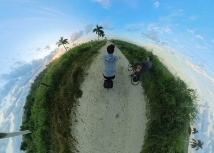 Brian Nicolau and Daniela García are cycling across the island of Cuba. Photo: Cuba en Bici.