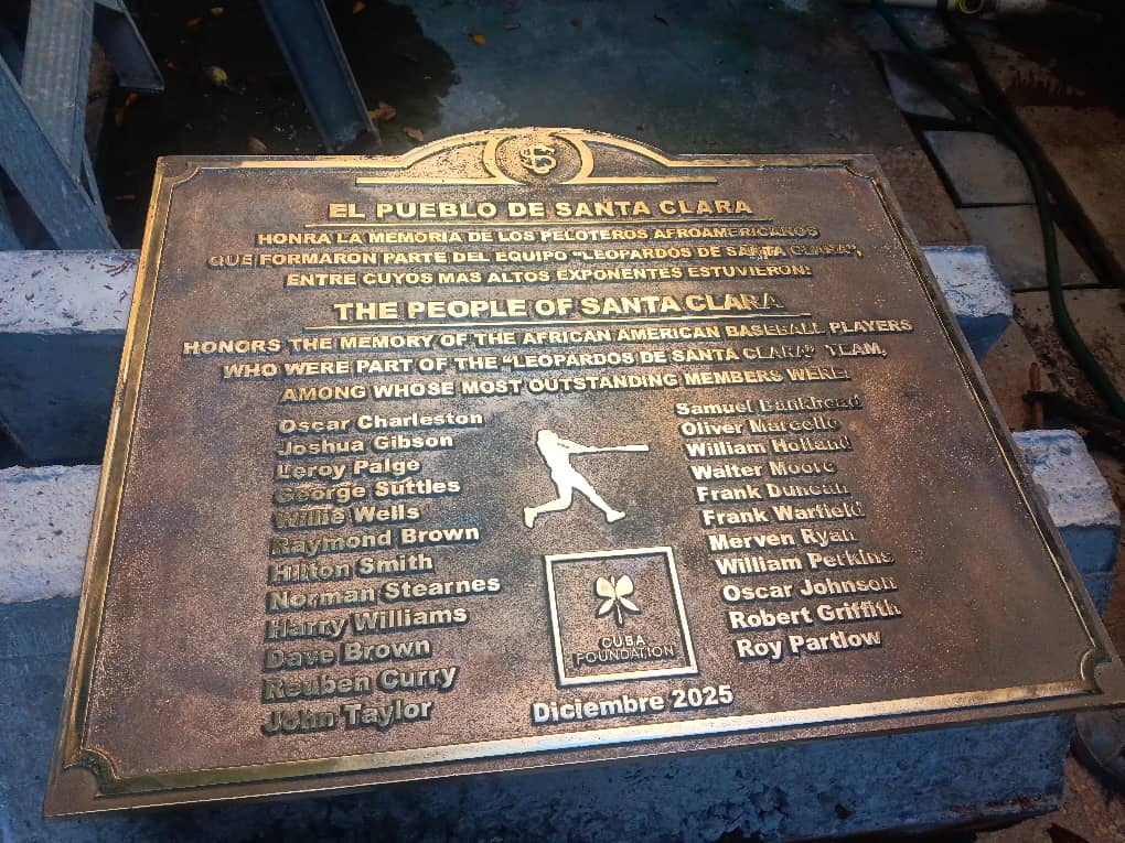 Plaque by the artist Mario Fabelo Estrada from Villa Clara, featuring the roster of American baseball players who played with the Leopardos club in Santa Clara. Photo: Courtesy of G. Arnavat.