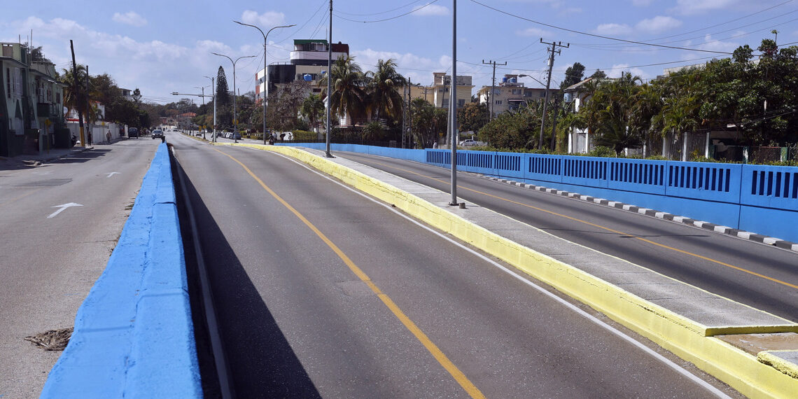 Empty streets in Havana. Photo: EFE/Ernesto Mastrascusa.