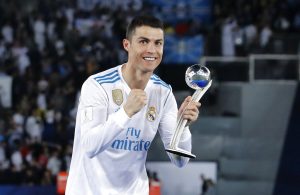 Cristiano Ronaldo posa con un trofeo tras ganar la final del Mundial de Clubes. Foto: Hassan Ammar / AP.