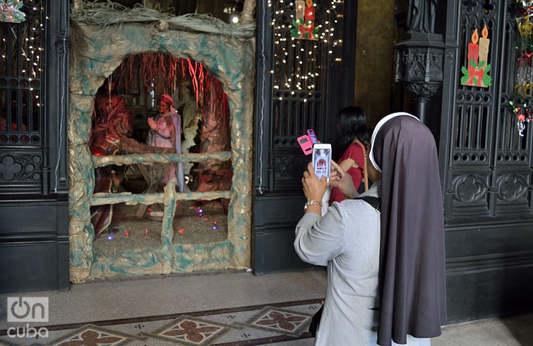 Una religiosa toma foto en la Iglesia de Reina. Foto: Otmaro Rodríguez Díaz.
