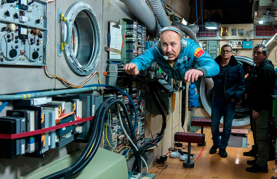 Rodaje de "Sergio & Serguei". Héctor Noas interpreta a un cosmonauta ruso. Al fondo a la izquierda, Ernesto Daranas, director del filme.