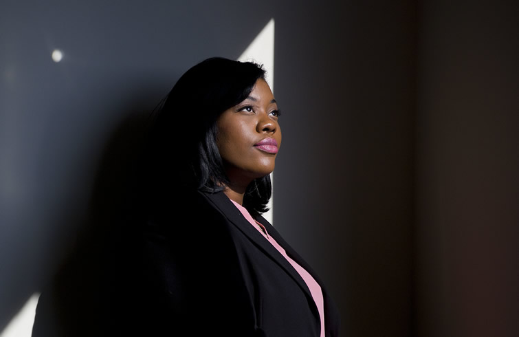 Sharonda Fields, quien dice haber sido objeto de abusos sexuales cuando trabajaba en un restaurante de Georgia, posa para una foto en la oficina de su abogado de Atlanta. Foto: David Goldman / AP.