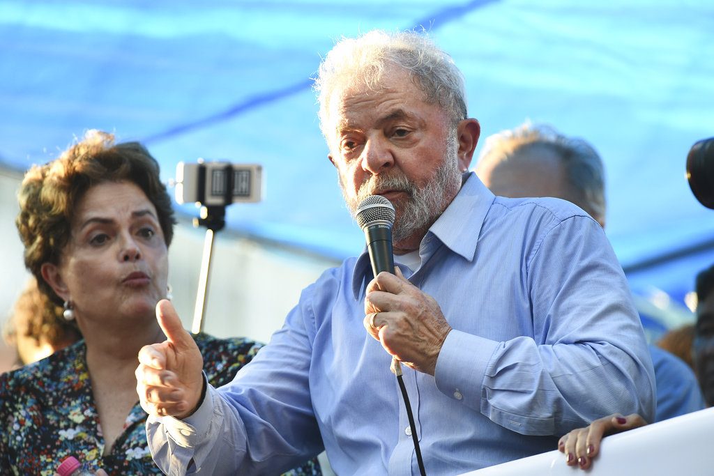 El expresidente de Brasil, Luis Inacio Lula da Silva, pronuncia un discurso ante simpatizantes en Porto Alegre, Brasil, el martes 23 de enero de 2018. Foto: Wesley Santos / AP.