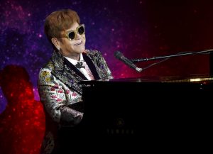 Elton John canta antes de anunciar su gira final el 24 de enero del 2018 en Nueva York. Foto: Evan Agostini / Invision / AP.