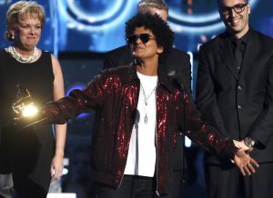 Bruno Mars recibe el Grammy a la grabación del año por "24K Magic" en el Madison Square Garden, en Nueva York. Foto: Matt Sayles / Invision / AP.