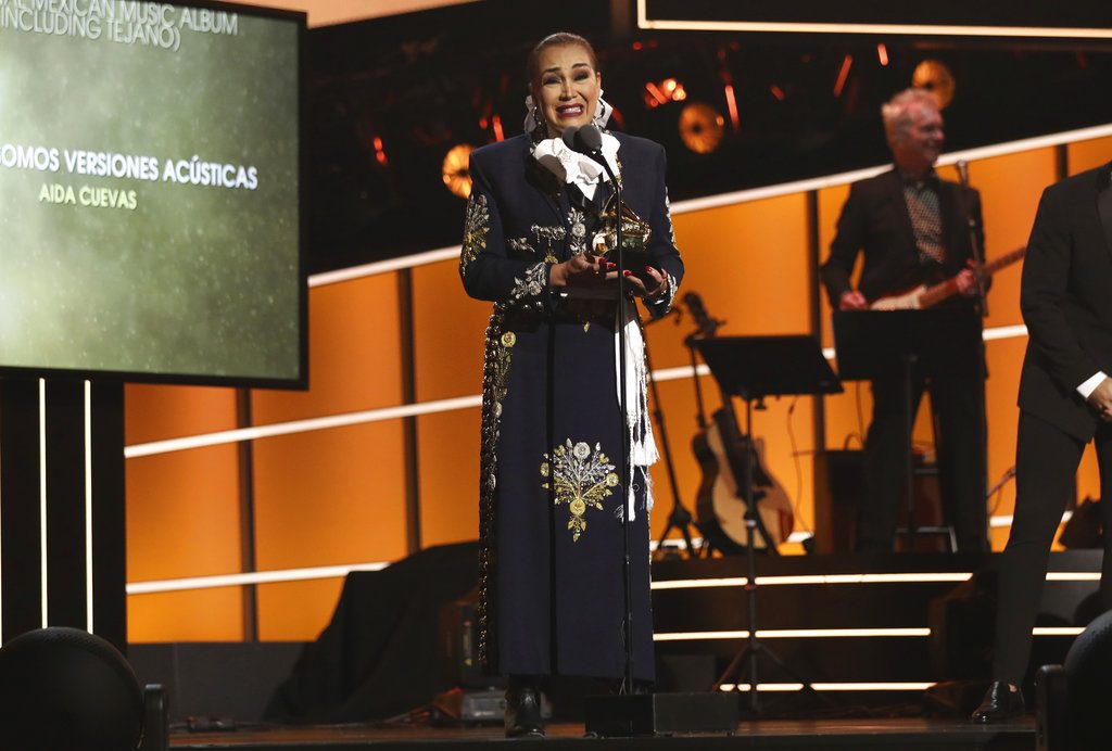 Aida Cuevas recibe el Grammy al mejor álbum de música regional mexicana, incluyendo tejana, por “Arriero somos. Versiones acústicas”. Foto: Matt Sayles / Invision / AP.
