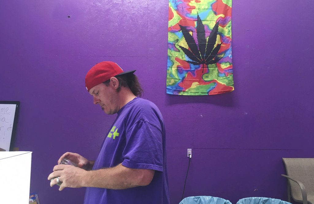 Octubre de 2017, Thomas Grieg trabaja en Canna Can Help Inc., un dispensario de marihuana medicinal en Goshen, California. Los sindicatos se disputaban la organización de los trabajadores del cannabis en California para cuando entrara en vigencia, en 2018, la ley que legaliza el consumo recreativo y que ahora Sessions derogará. Foto: Scott Smith / AP.