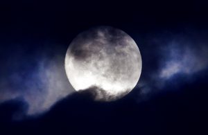 La luna casi llena asoma tras las nubes sobre Fráncfort, Alemania, 30 de enero de 2018. Foto Foto: Michael Probst / AP.