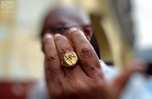 Un integrante de Gran Logia de Cuba de A.L y A.M muestra su anillo con símbolos de la masonería. Foto: Otmaro Rodríguez.
