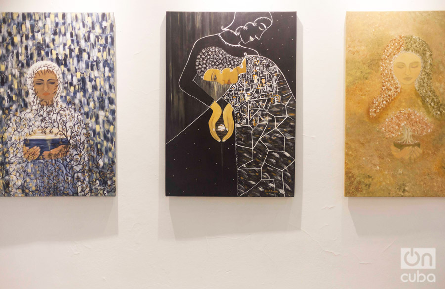 La exposición estará abierta hasta el 4 de febrero en Artis 718 –la galería de 7ma y 18. De izquierda a derecha: "Ofrenda I", "Ofrenda II", "Ofrenda III", acrílico sobre lienzo, 100 x 70 cms. Foto: Claudio Pelaez Sordo.