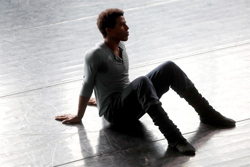 El bailarín cubano Kevyn Martínez interpreta a Acosta durante su veintena. Foto: EFE.