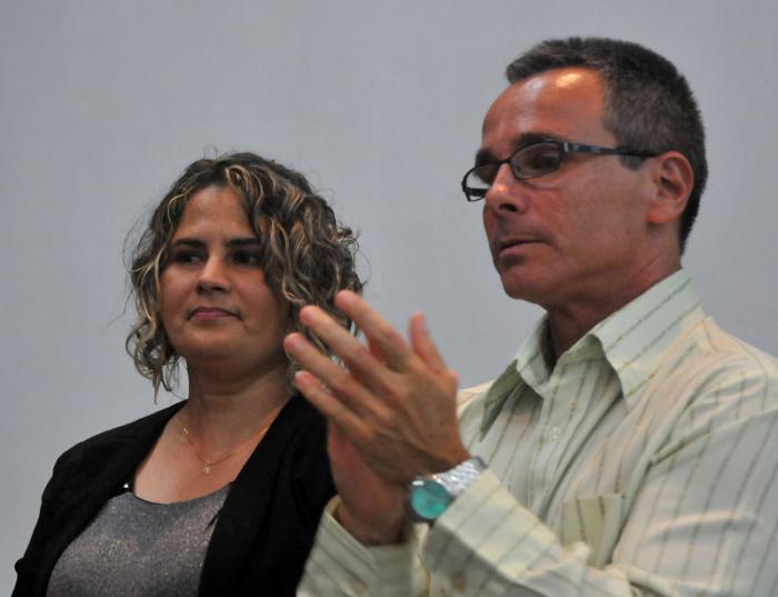 Dos de los premiados, los cubanos Yanetsy Pino Reina y Rafael de Águila. Foto: ACN.