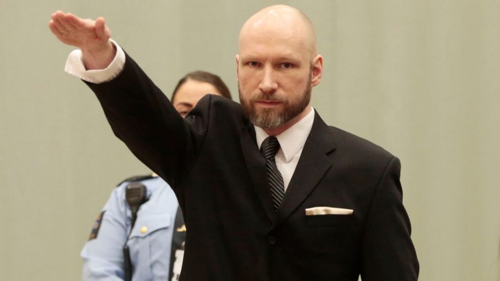 Anders Behring Breivik hace un saludo nazi durante una audiencia de apelación en 2017. Foto. Reuters.