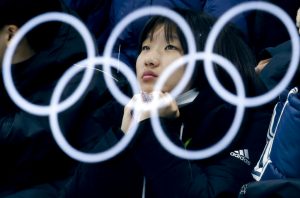 Los aros olímpicos se reflejan en un cristal. Foto: Natacha Pisarenko / AP.