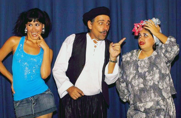 Amelia (derecha) en una obra de teatro. Foto: cortesía de Amelia Flores.