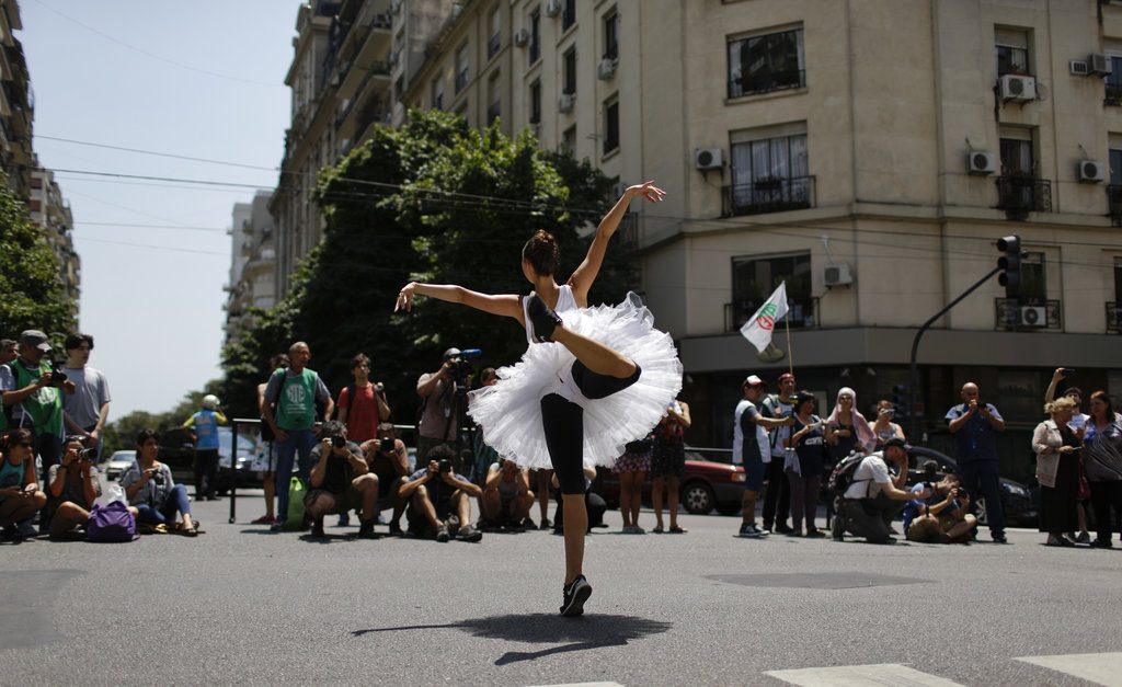 Alrededor de 80 bailarines, coreógrafos y otros trabajadores del Ballet Nacional de Danza financiado por el Estado perdieron sus trabajos en diciembre por las medidas de austeridad del gobierno. Foto: Natacha Pisarenko / AP.