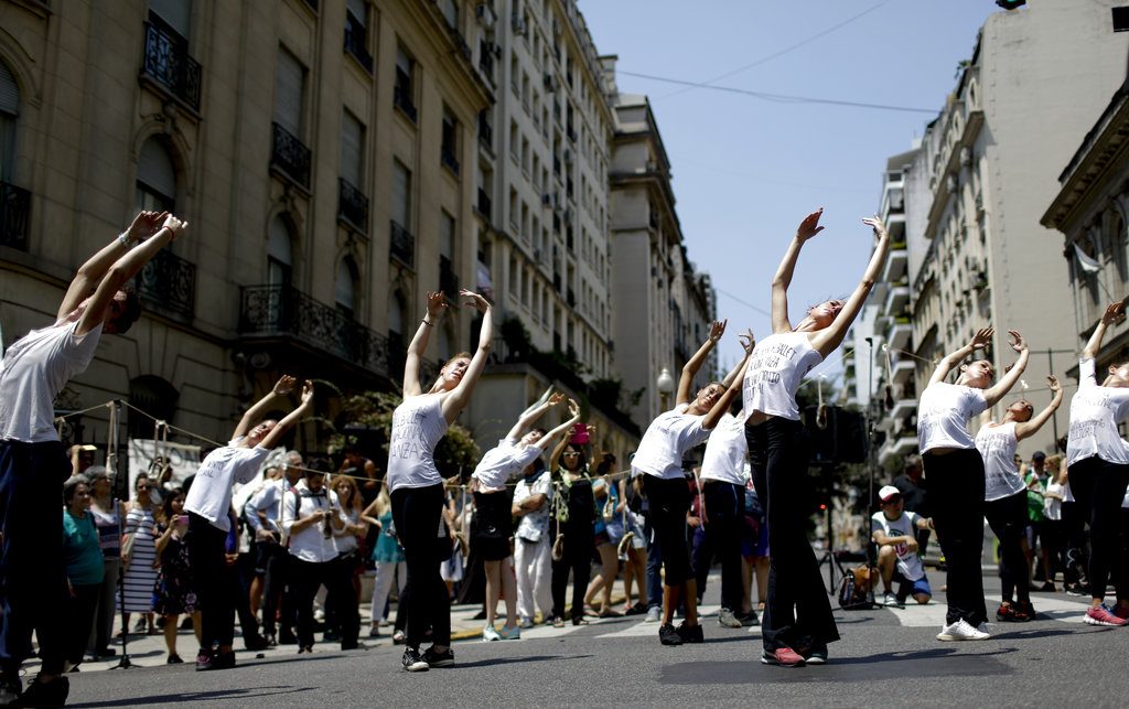 Bailarinas danzan al aire libre para protestar contra los recortes presupuestarios del gobierno en Buenos Aires. Foto: Natacha Pisarenko / AP.